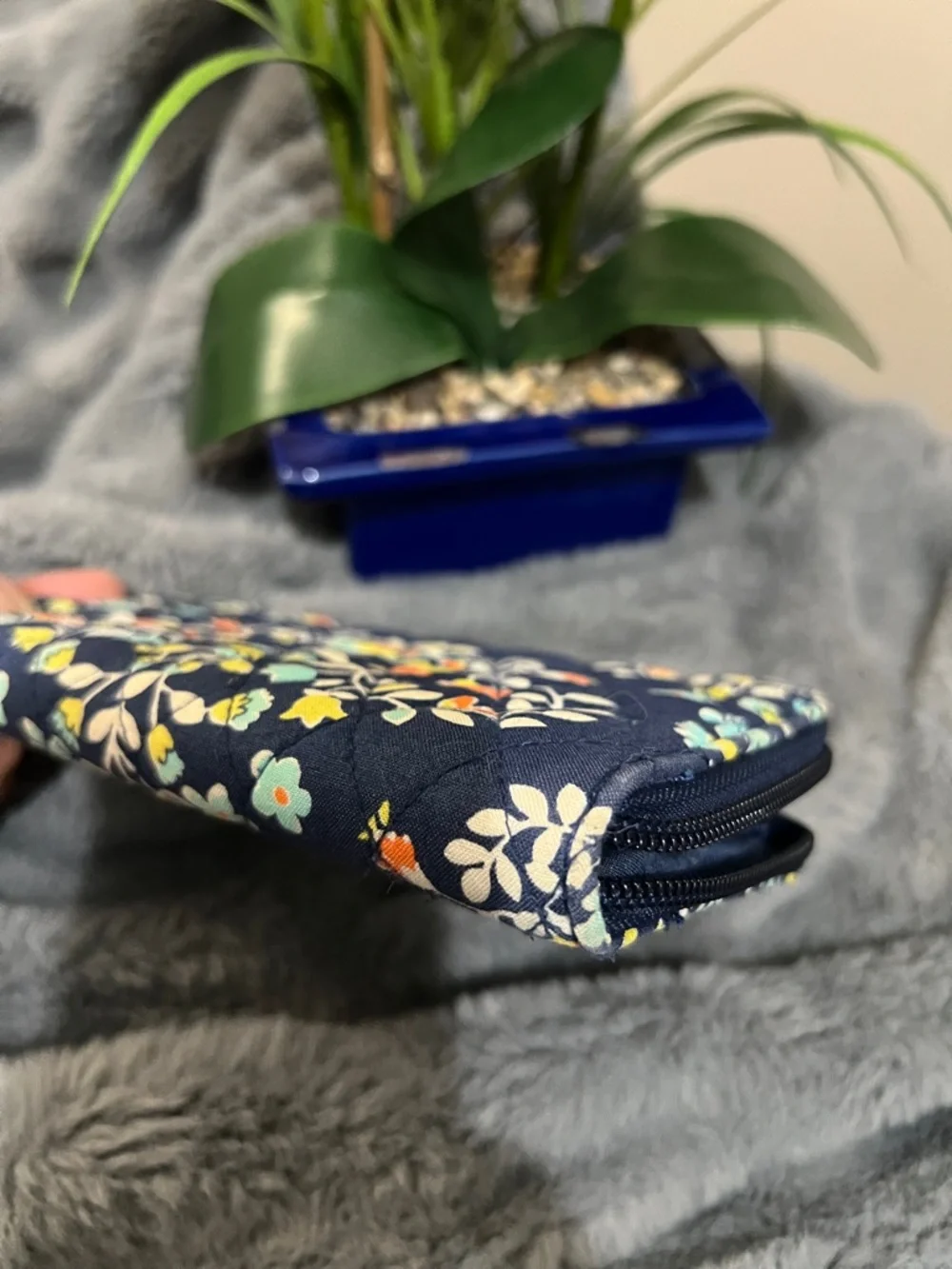 Vera Bradley Quilted Navy Floral Zip Wallet GUC retail $45 - Picture 4 of 4